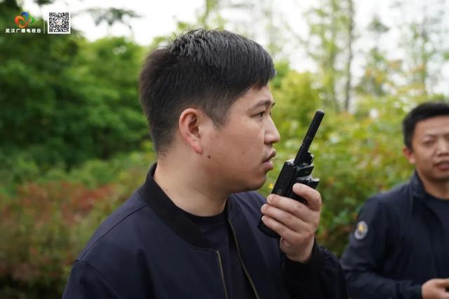 武汉警方抓获32名“白富美”！尊龙凯时新版APP破门而入！(图2)